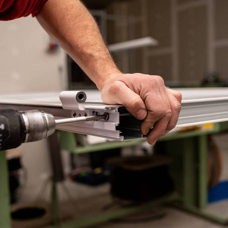 Lavorazione di profilo per serramento in officina