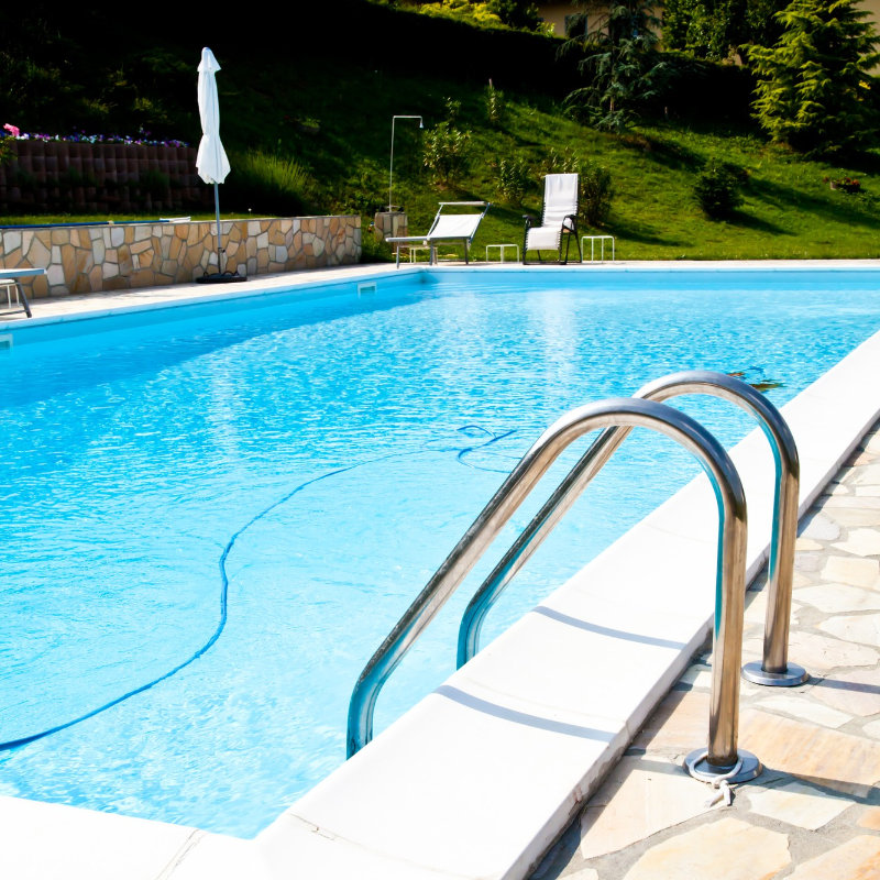 Posa del rivestimento e degli impianti di una piscina